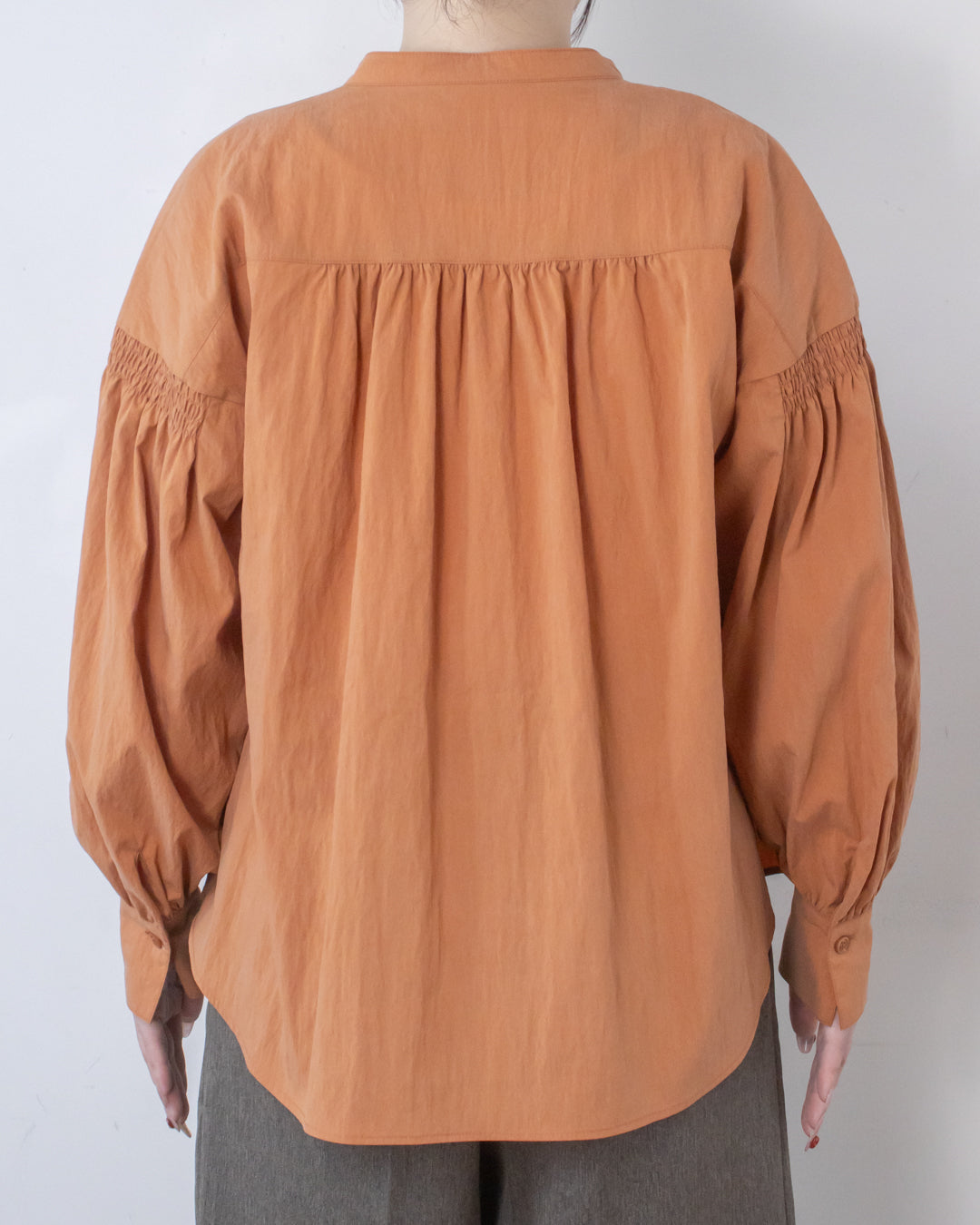 パウダリーシャーリングシャツ