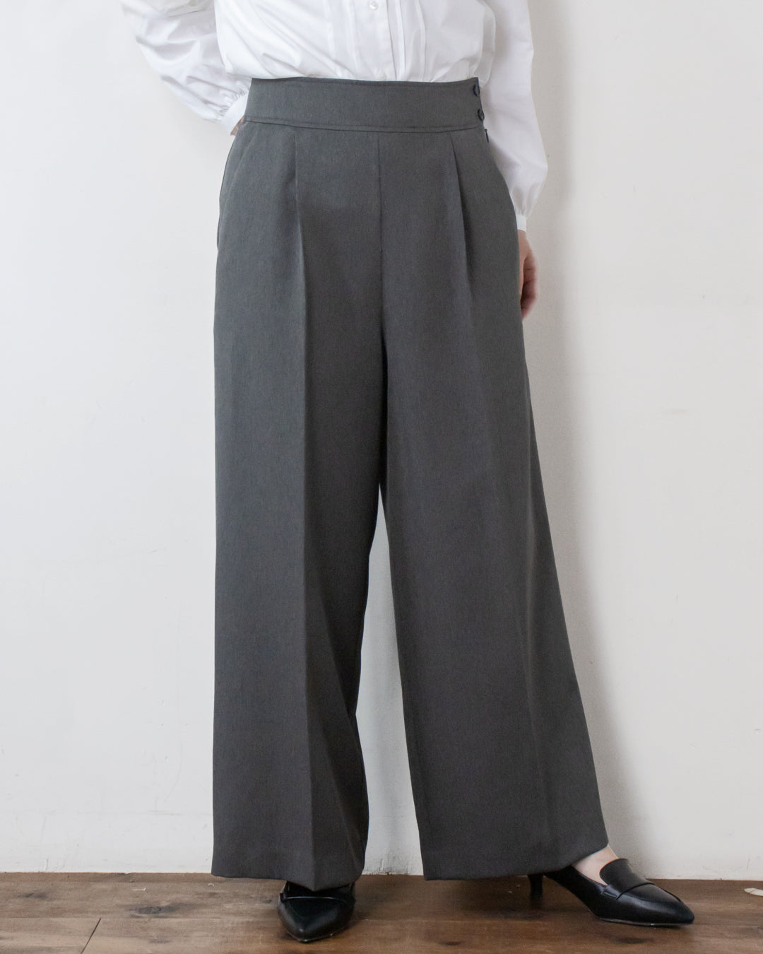 へリンボンセンタープレス吊りパンツ